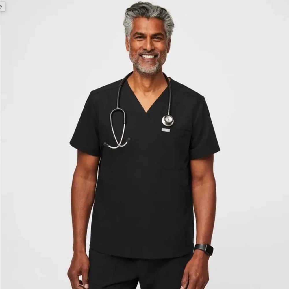 Figs Men's Chisec Three-Pocket Scrub Top, Small, Black